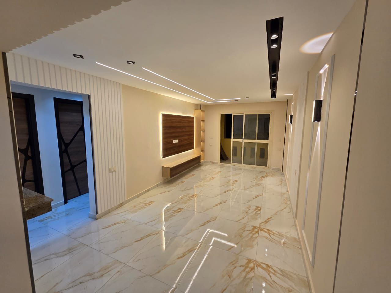 شقه للبيع دور 1 بعد الارضي  مرحله تالته تشطيب ألترا سوبر لوكس